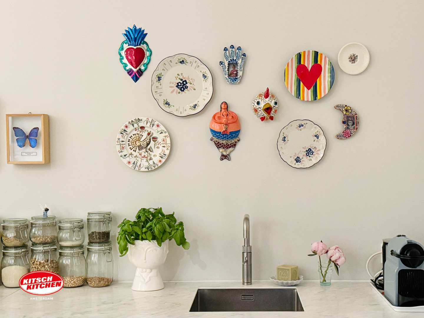 hanging plates on wall, wall decoration plates, Mexican decoration wall, DIY plates wall.