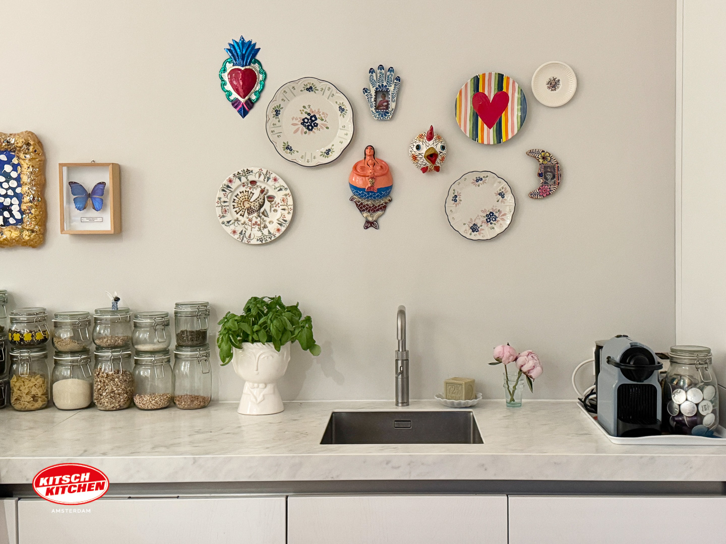 hanging plates on wall, wall decoration plates, Mexican decoration wall, DIY plates wall.