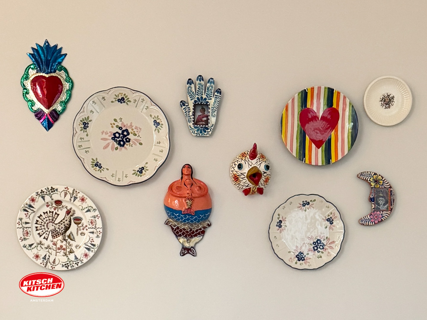 hanging plates on wall, wall decoration plates, Mexican decoration wall, DIY plates wall.