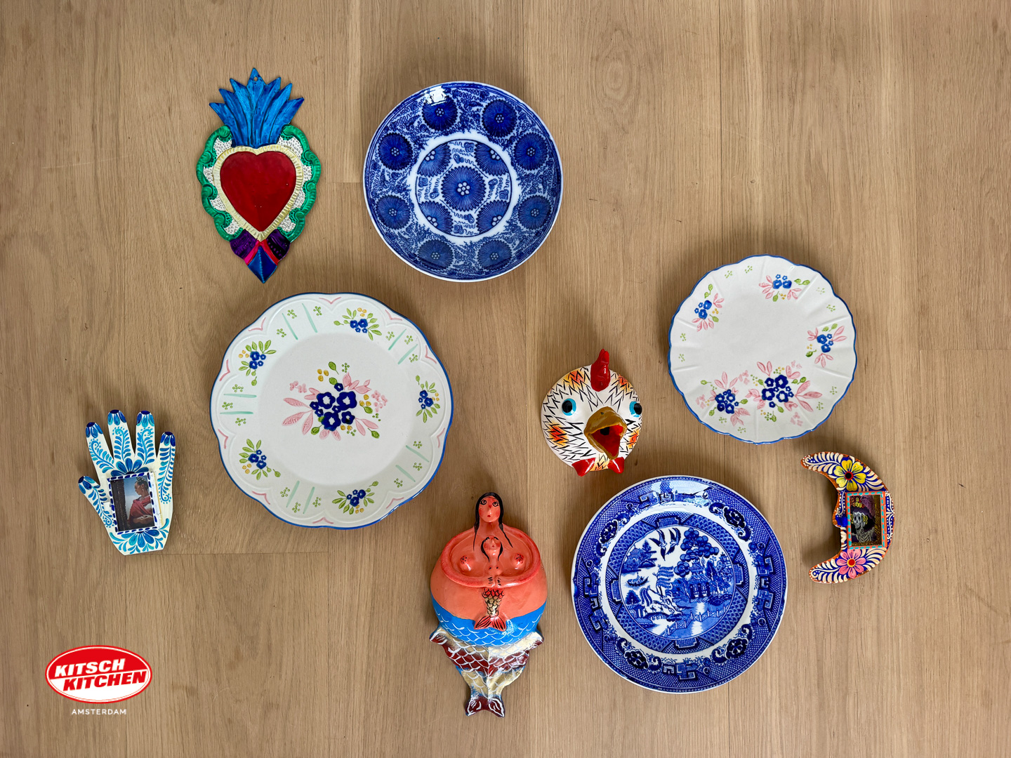 hanging plates on wall, wall decoration plates, Mexican decoration wall, DIY plates wall.